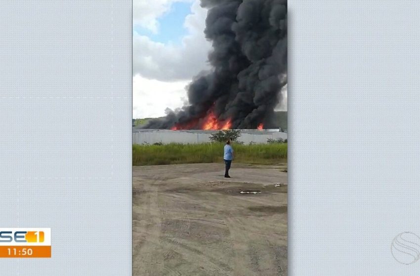  VÍDEO: incêndio atinge galpão com móveis e colchões em Simão Dias