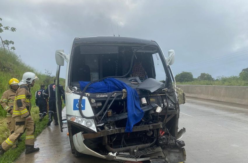  Três pessoas ficam feridas em batida entre carreta e micro-ônibus na BR-101