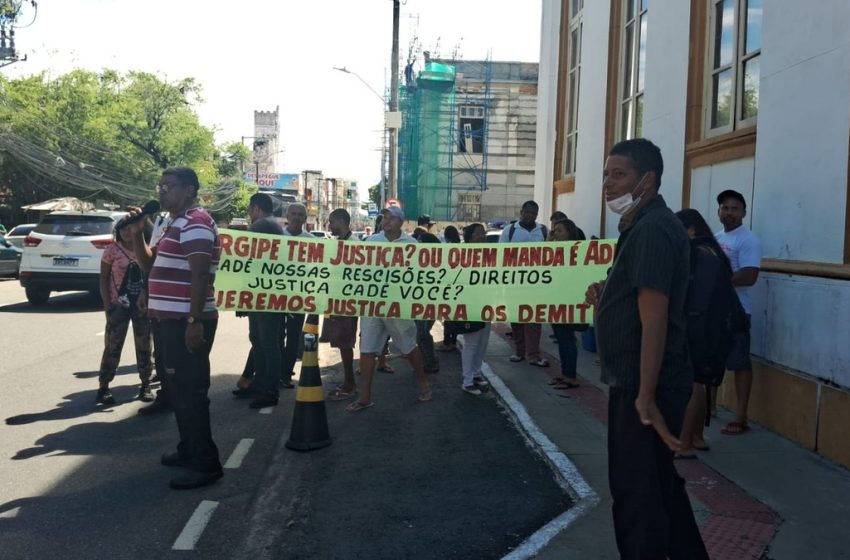  Rodoviários demitidos protestam em frente à Câmara de Aracaju e cobram pagamento de rescisões