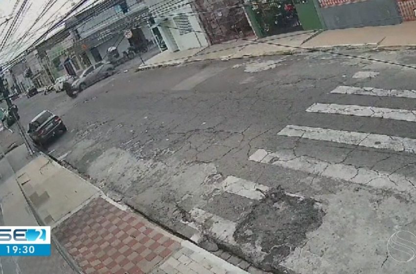  Motociclista fica ferido após colidir contra carro em Aracaju