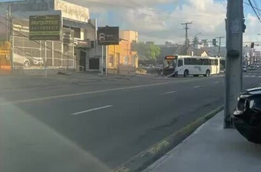  Passageiros pulam por janela de ônibus que derrubou poste com transformador em Aracaju