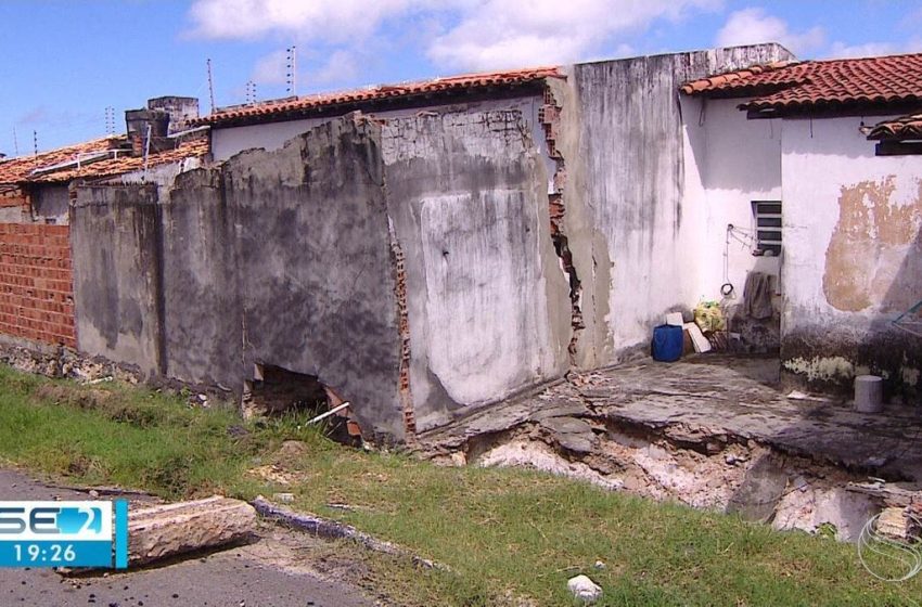  Duas casas são interditadas após asfalto ceder em avenida de Aracaju
