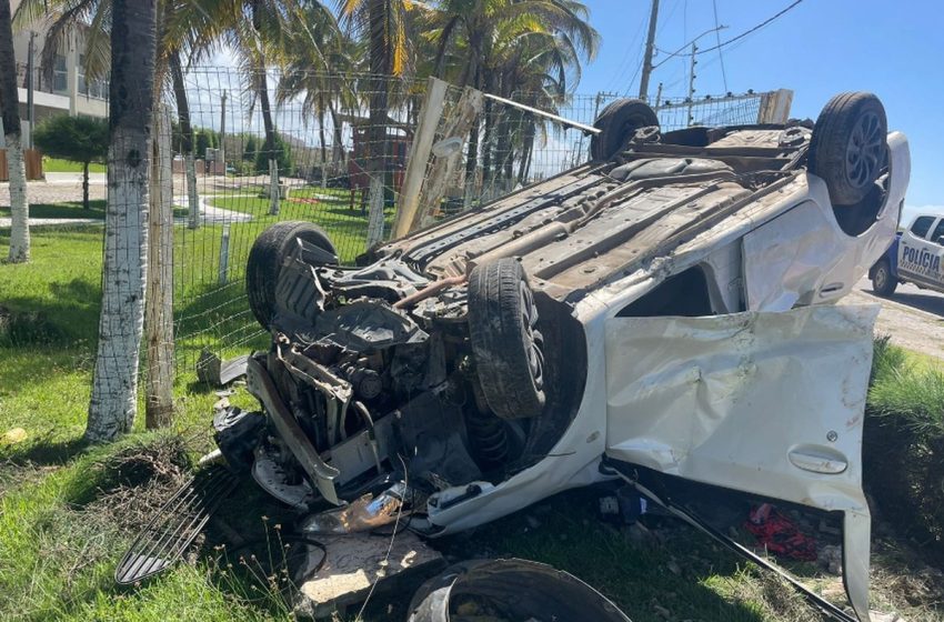 Mulher fica ferida após veículo capotar na rodovia SE-100, em Aracaju