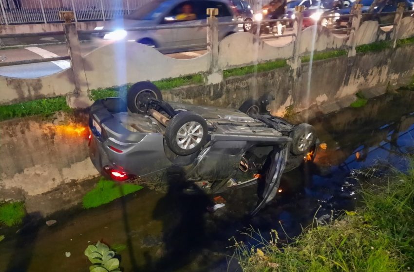  Carro cai em canal após batida em avenida de Aracaju