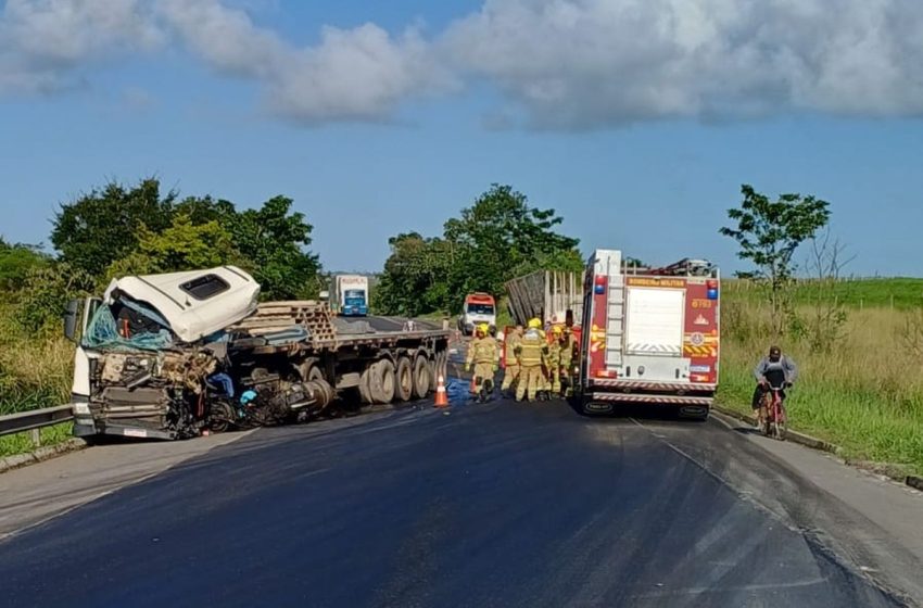  Motorista morre em batida entre carretas na BR-101, em Umbaúba