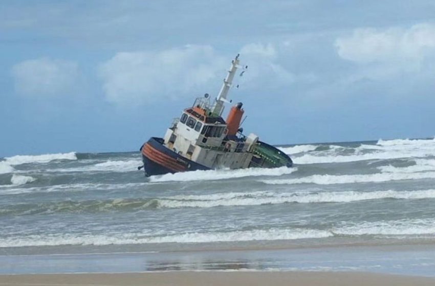  Embarcação encalha com seis tripulantes na praia do Abaís em Estância