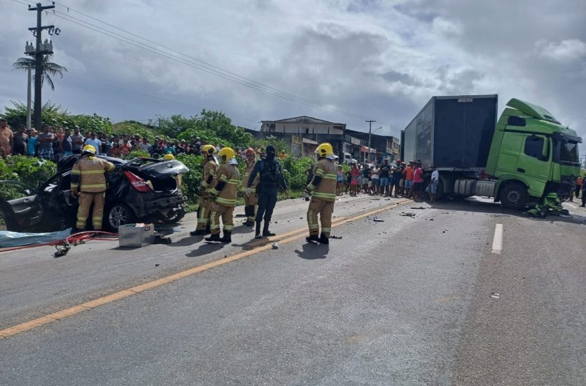  Motorista morre após batida entre carro e carreta na BR-101, em Umbaúba