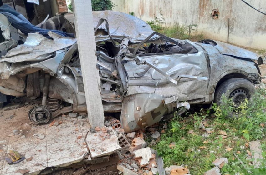  Três pessoas morrem e duas ficam feridas após carro bater em muro no interior da Bahia
