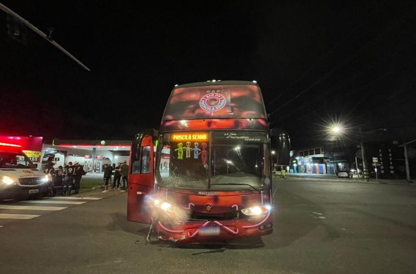  Jovem morre em acidente entre moto e ônibus da cantora Priscila Senna na Zona Sul de Aracaju