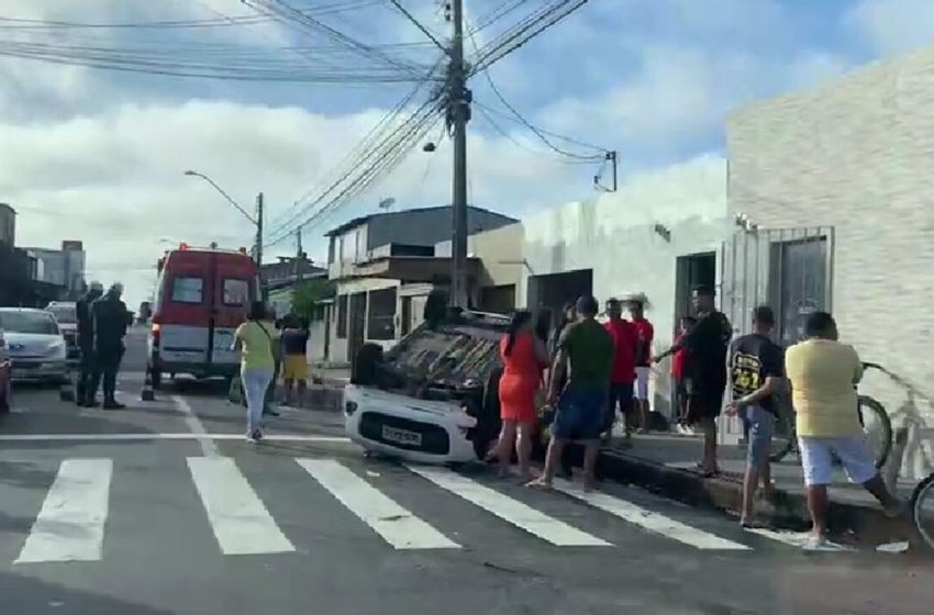  Motorista fica ferido após bater em veículos parados e carro capotar na Zona Norte de Aracaju