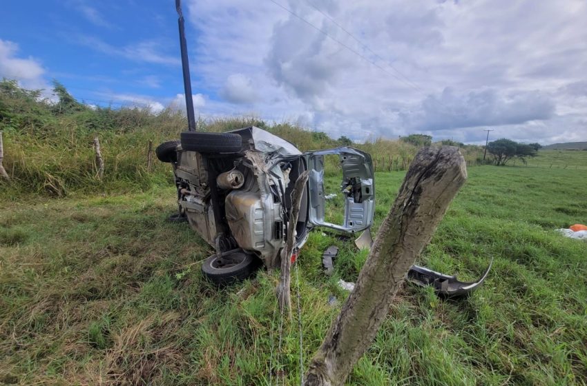  Após atropelar pedestre e fugir, condutor perde controle e tomba veículo na rodovia SE-170