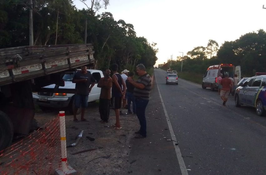  Homem fica preso às ferragens após acidente entre caminhão e dois carros de passeio em rodovia de São Cristóvão