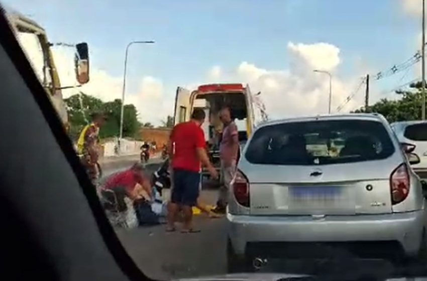  Mulher fica ferida em batida entre moto e caminhão na ponte Aracaju-Barra
