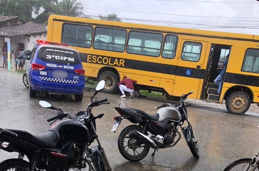  Mulher fica ferida após ser atropelada por ônibus escolar no interior de Sergipe