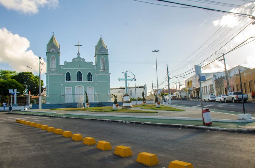  Polícia resgata crianças de 8 e 9 anos que se esconderam em cima de estepe de caminhão para conhecer praia na Bahia