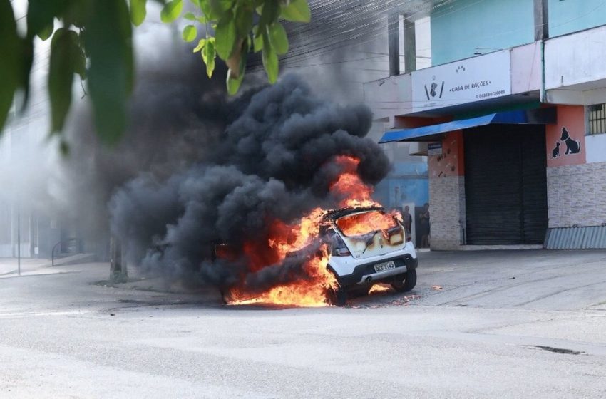 Carro pega fogo em avenida de Aracaju