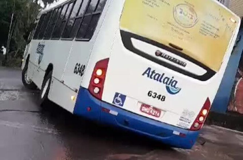  Ônibus cai em cratera causada por rompimento de rede de água na Zona Norte de Aracaju